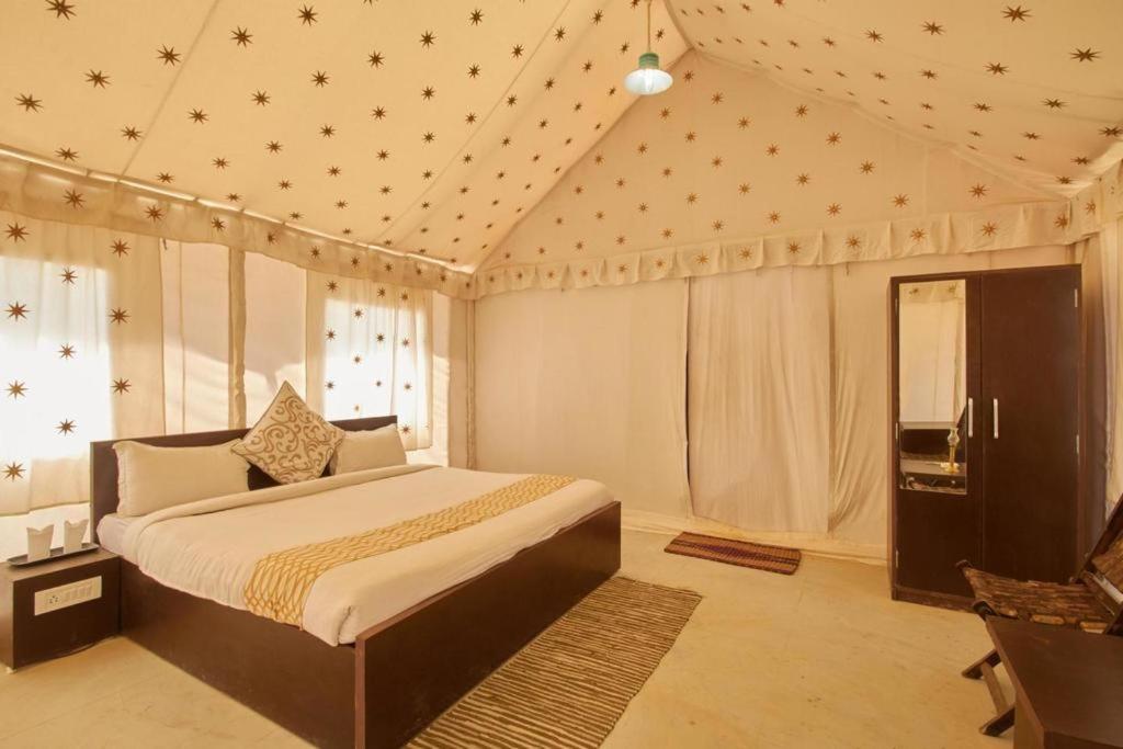 Golden Sandstone Hotel Desert Safari Camp 斋沙默尔 外观 照片